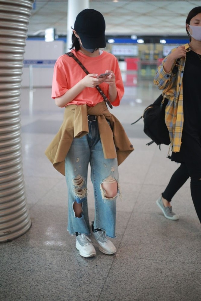 张子枫私下一身大牌走机场踩4000鞋配19700相机包太有明星范