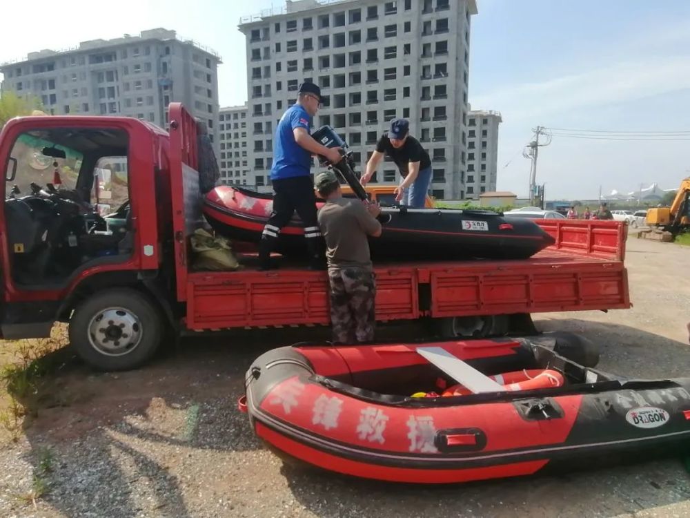 雨还在下青岛勇士在河南巩义救出被困一家三口刚刚又有两支救援队开赴