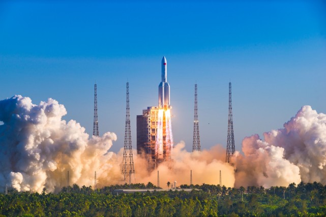 中国"长征五号"运载火箭发射现场