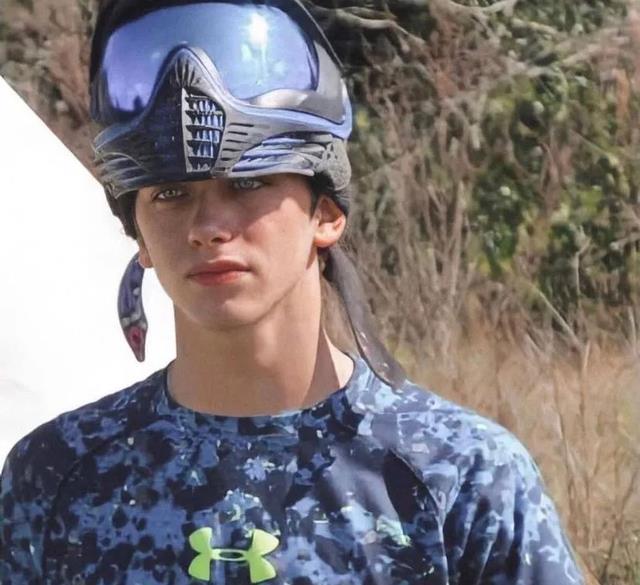 18岁鲜肉杀害无辜母女,却因太帅获全网求情!