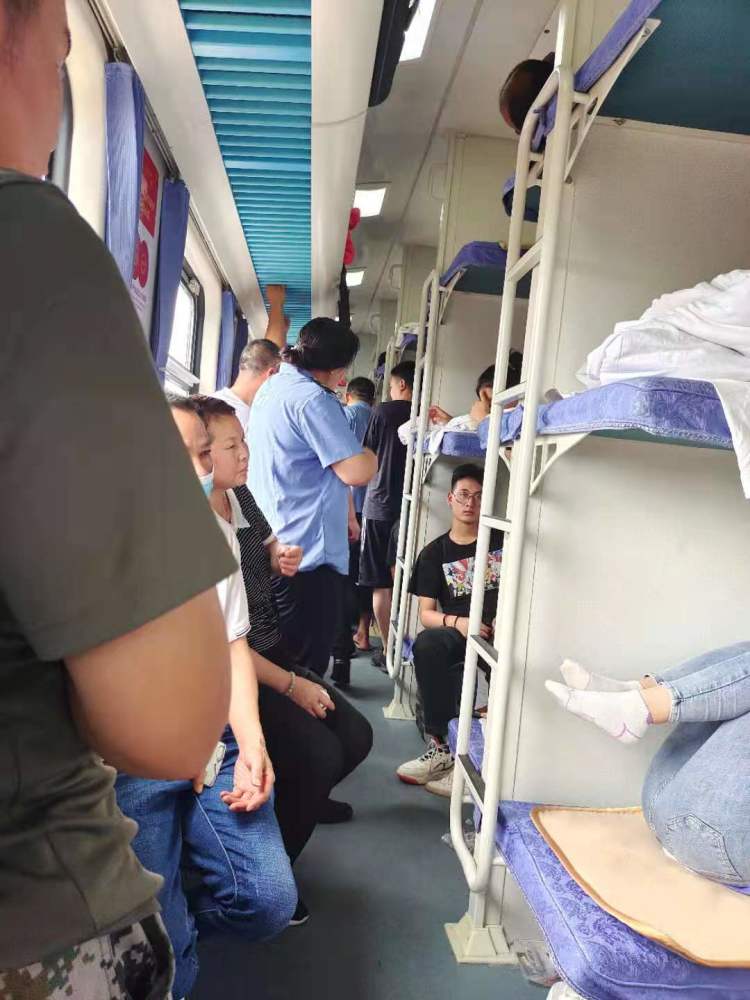 k599撤回途中再遇暴雨停靠一天获得救援物资后列车启动