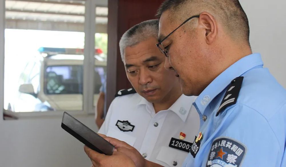 7 月21日上午,阿拉善盟副盟长,公安局局长刘国明一行到阿左旗公安局