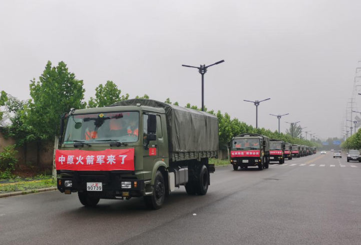 郑州抢险救灾文/羊城晚报特派郑州记者 侯梦菲 通讯员 李建明 杜克明