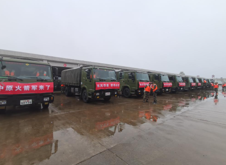 郑州抢险救灾文/羊城晚报特派郑州记者 侯梦菲 通讯员 李建明 杜克明