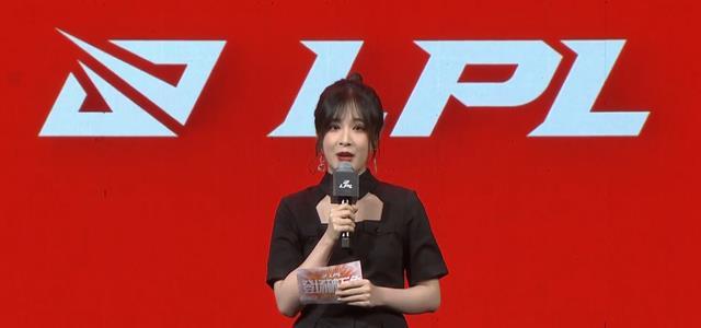 lpl第一腿神长胖了!女主持西西现场照,神颜成了胖脸