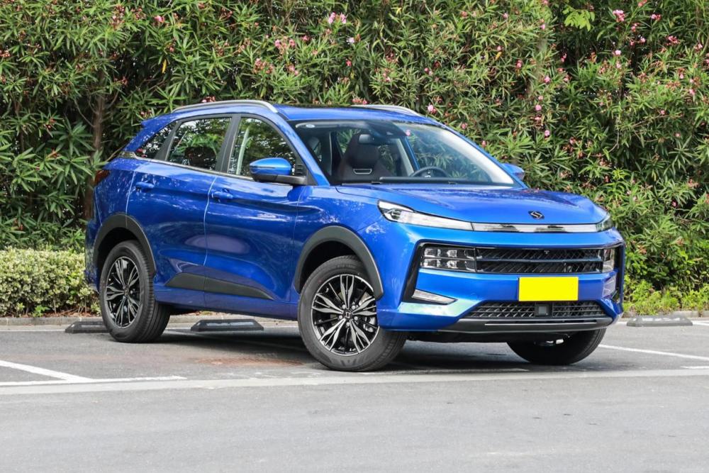 造型新颖，1.5T坐拥184马力，后排放倒能当床，思皓QX适合老百姓