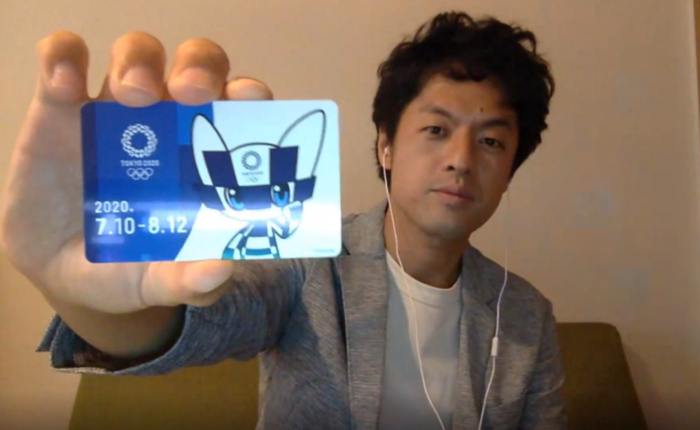 (竹内亮向记者展示奥运媒体交通卡)福岛食品上奥运餐厅 竹内亮称运动