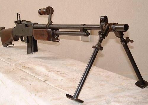 是二战期间,美军步兵班的自动步枪,但也一直担当现代意义上的班用机枪