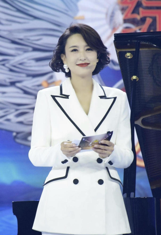 著名主持人张蕾魅力全开穿一件真丝的材质印花裙减龄又时髦