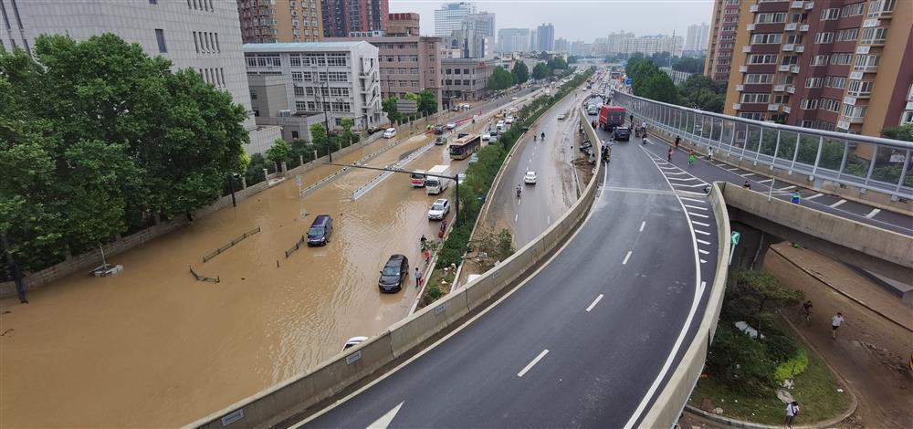 7月22日,郑州部分路段积水仍旧严重.郑子愚摄