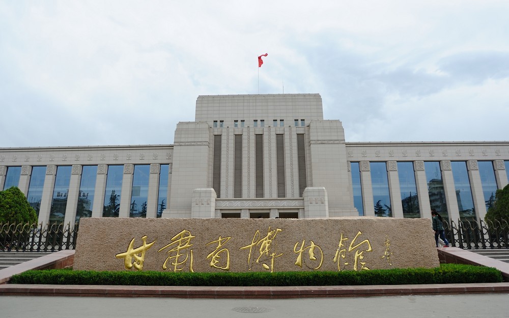 国人被保安拦在门外!甘肃博物馆曝出"外国人优先",道歉来了_腾讯新闻