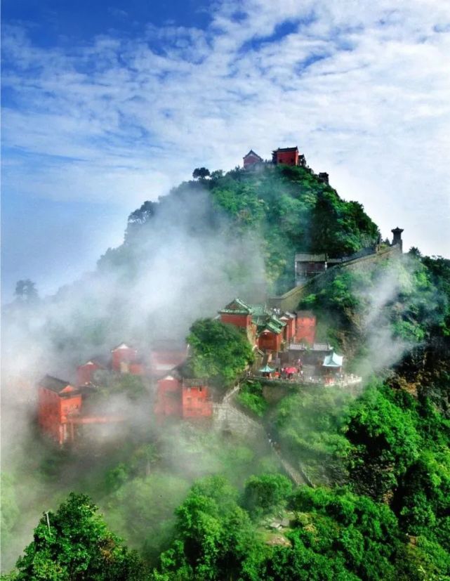 在古代,很多大山早就与神仙,帝王挂了勾,建庙立碑那都是常规动作,但是