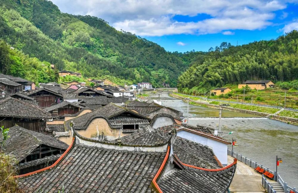 陳太尉宮古老肅穆,聖水寺鐘鼓悠揚,城隍廟氣勢恢弘,碧巖寺鬼斧神工,