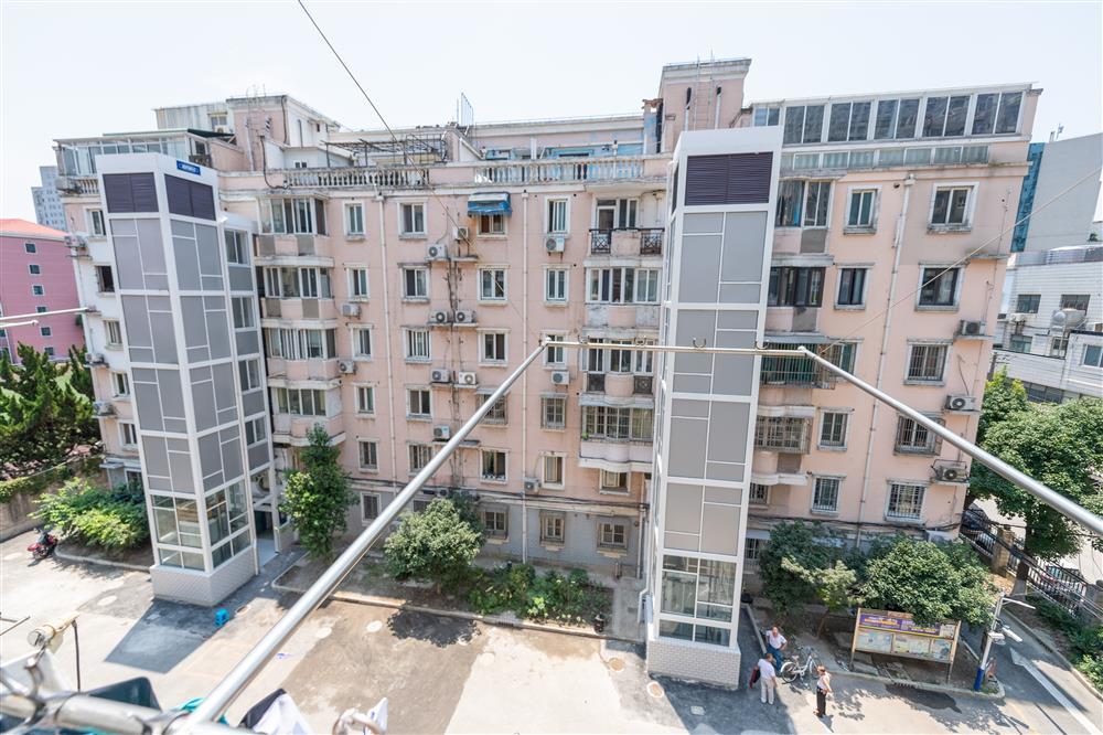 老旧小区加装电梯,上海出地方标准,充分考虑"适老化"并控制对周边影响