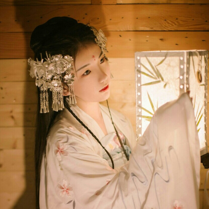 古风真人女生头像:夜月一帘幽梦,春风十里柔情