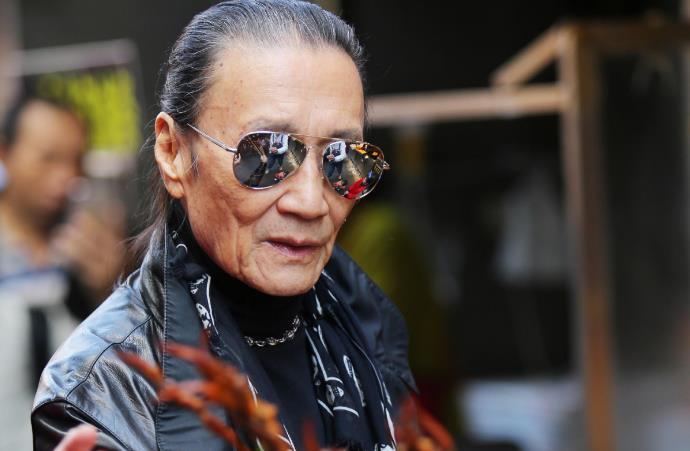 连床戏都不摘84岁谢贤亲揭长期戴墨镜原因直言是为了挡桃花