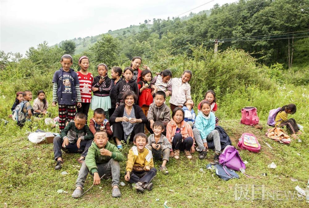 年過花甲深入涼山支教用鏡頭記錄非遺文化退休女教師成為大涼山留守