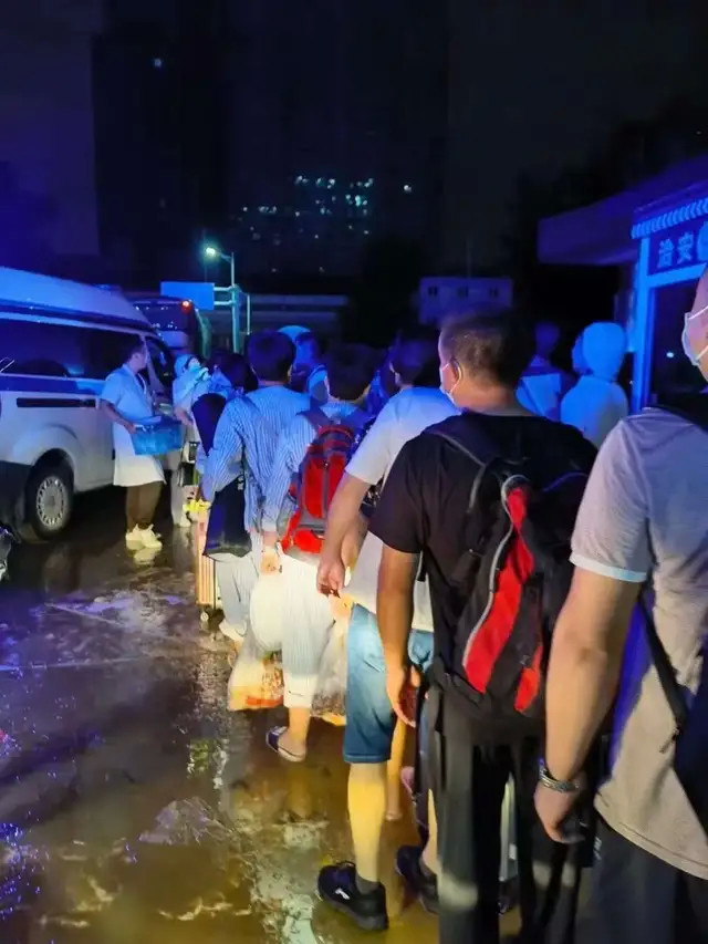 暴雨中的郑州医院:中