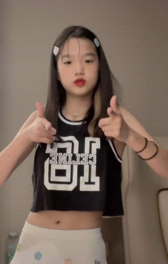 钟丽缇12岁女儿晒日常,穿露脐装热舞,笑容甜美明星范十足