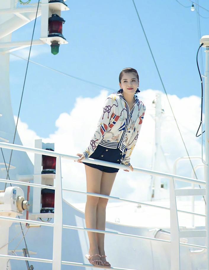 43岁的刘涛依然还是顶流穿长袖印花上衣搭配短裤清新减龄