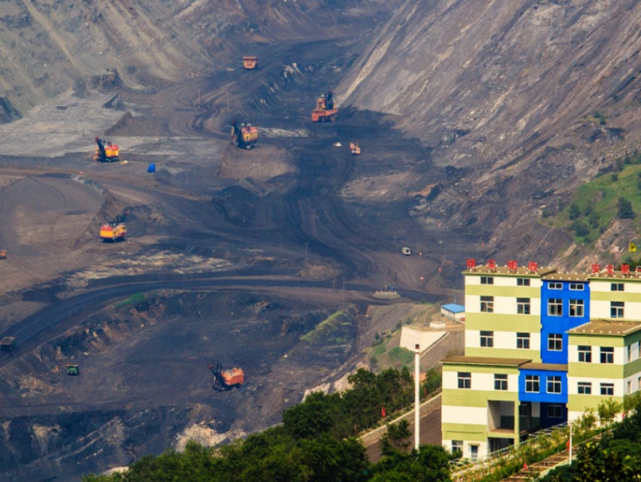 中国第一露天矿已经开发了120年之久如今变成了这样子
