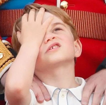 乔治小王子8岁啦发型没变过的他从表情包男孩变成了小大人