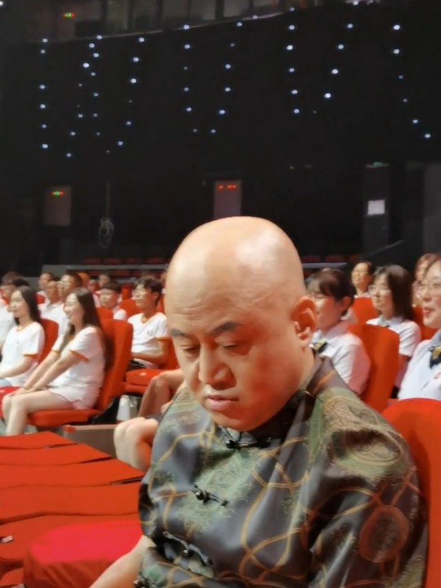 于文华重返星光大道当评委尼格买提瘦身后太帅气竹竿腿太抢眼