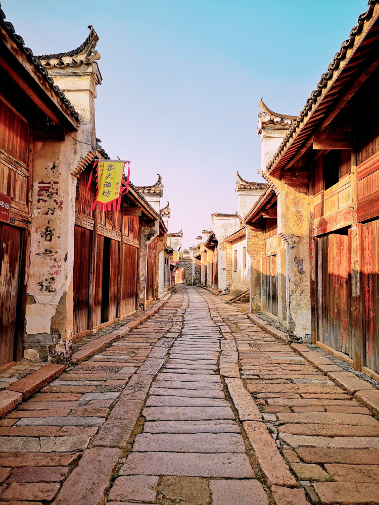 他们有资格选择去能满足自己需求的地方,只是看着如今萧条的孔城老街