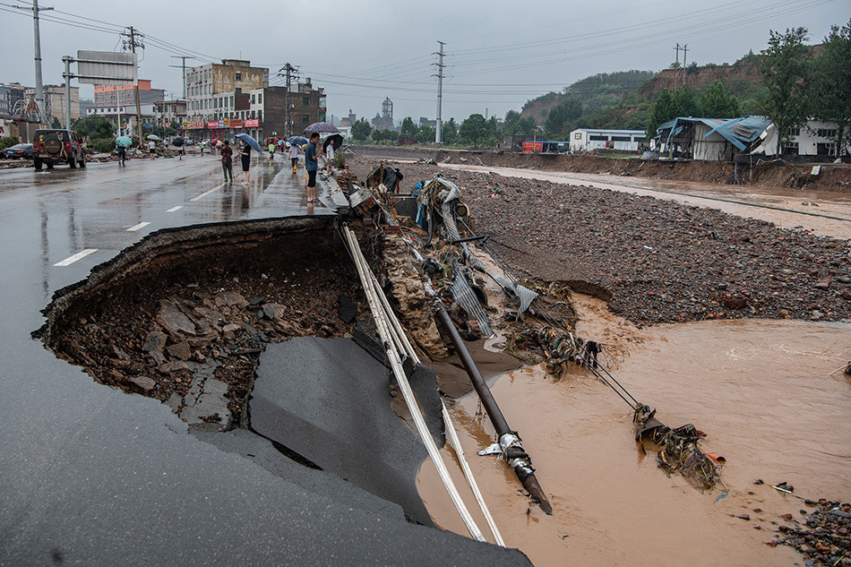 河南暴雨救援米河镇受灾严重桥梁被冲垮路面淤泥成堆