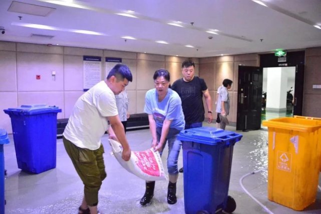 暴雨肆虐他们一直在坚守