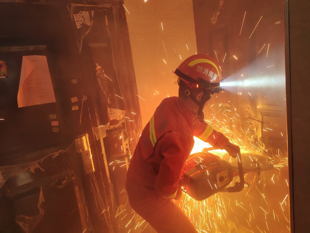 永州4岁女童被困11楼窗外,消防员电锯切门救人_腾讯新闻