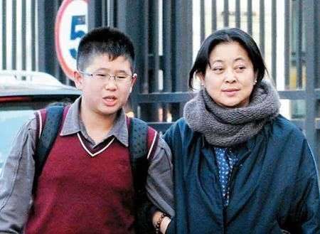 曾倾家荡产给爱子治病，连双新鞋都不舍得买，如今50万说捐就捐