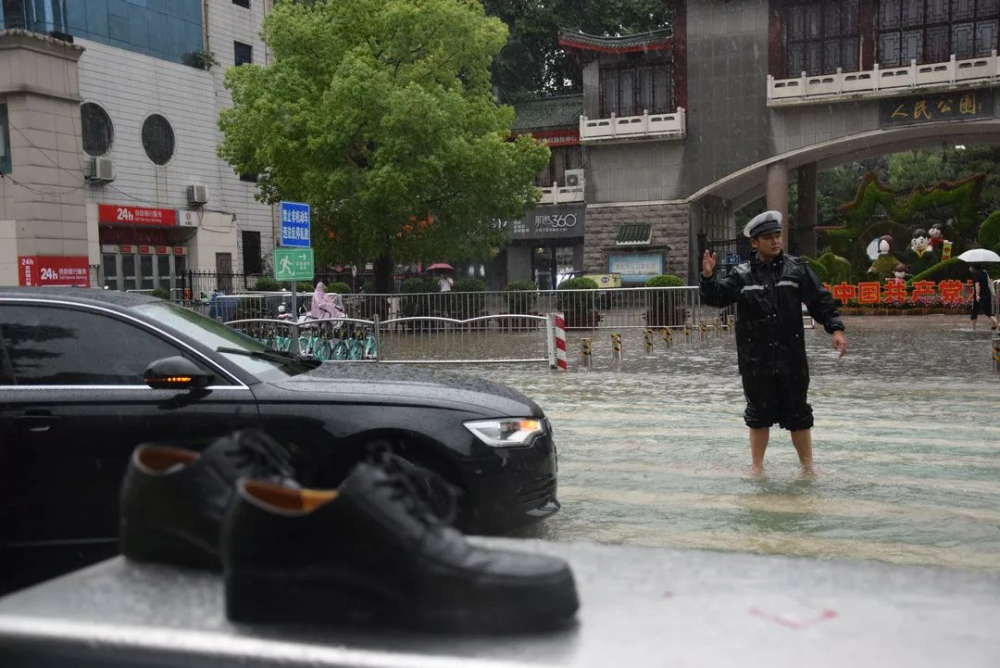 暴雨行车 自救指南请收下！