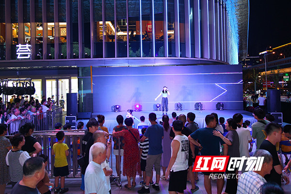 汽车夜市“现身”圭塘海绵公园 “约惠”夜晚比白天精彩