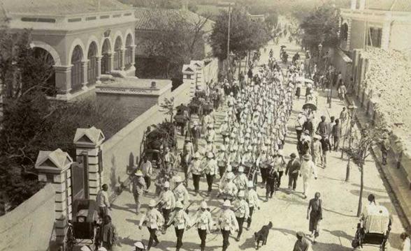 八國聯軍對堅守紫禁城的清軍與義和團實施炮擊.