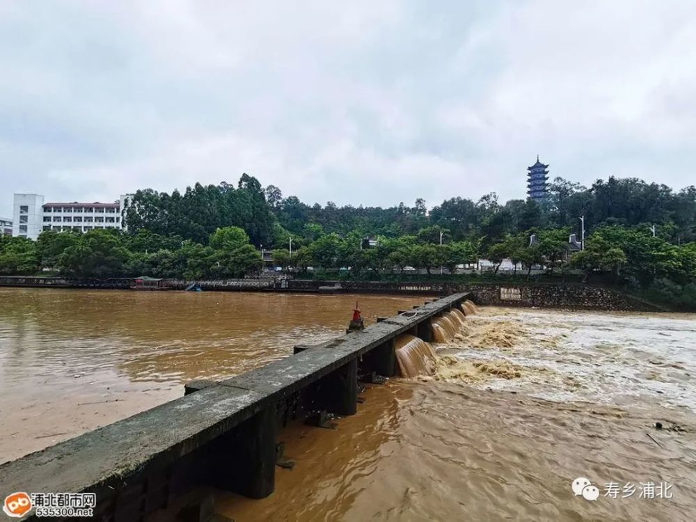 网友发视频称浦北滨水公园被暴雨淹没了?真相是