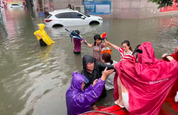 新乡市妇幼保健院医护人员杨岁平及党樊聘在上班途中,在黄河口路边