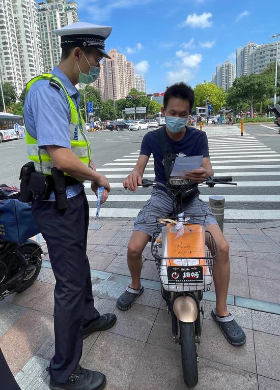 深圳交警开展全市电动自行车戴头盔大劝导行动