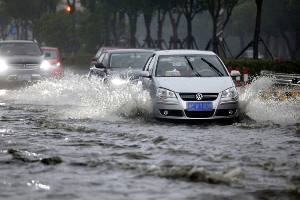 车被水淹后受损，没买涉水险，车险能报吗