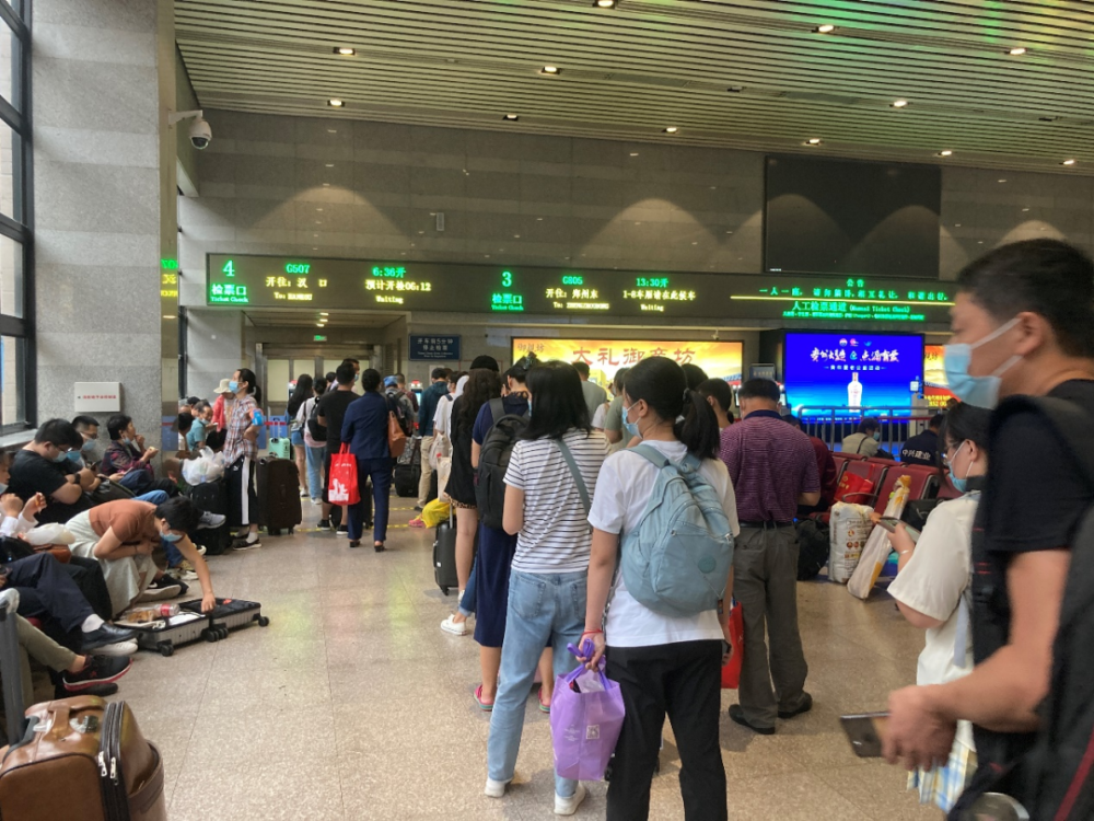 直击河南灾情从北京到郑州走走停停的g651次列车