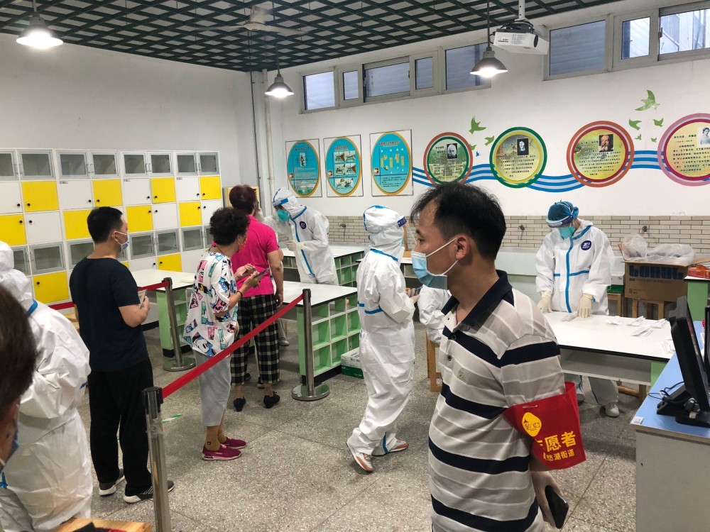 记者亲历检测现场凌晨5点的南京核酸检测排队20分钟1秒完成