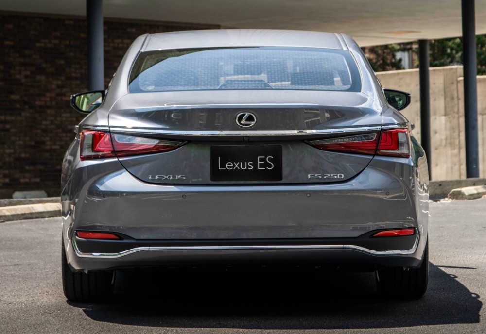 雷克萨斯es,b级车的价格却拥有c级车的尺寸,百公里5l油难以置信