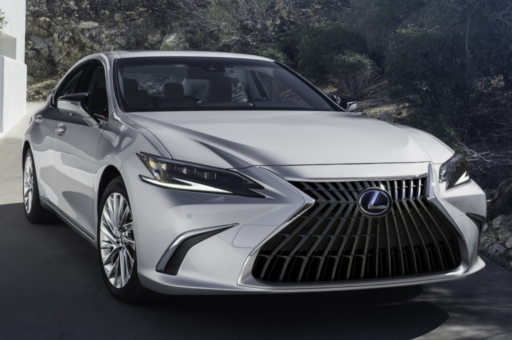 雷克萨斯es,b级车的价格却拥有c级车的尺寸,百公里5l油难以置信