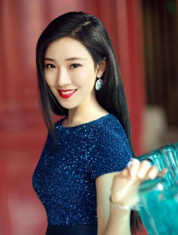 菅纫姿,1991年10月19日出生于辽宁省沈阳市,中国内地女演员,毕业于