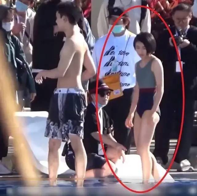 吴磊张子枫在泳池拍戏,谁注意到张子枫的身材,网友:我没看错吧_腾讯