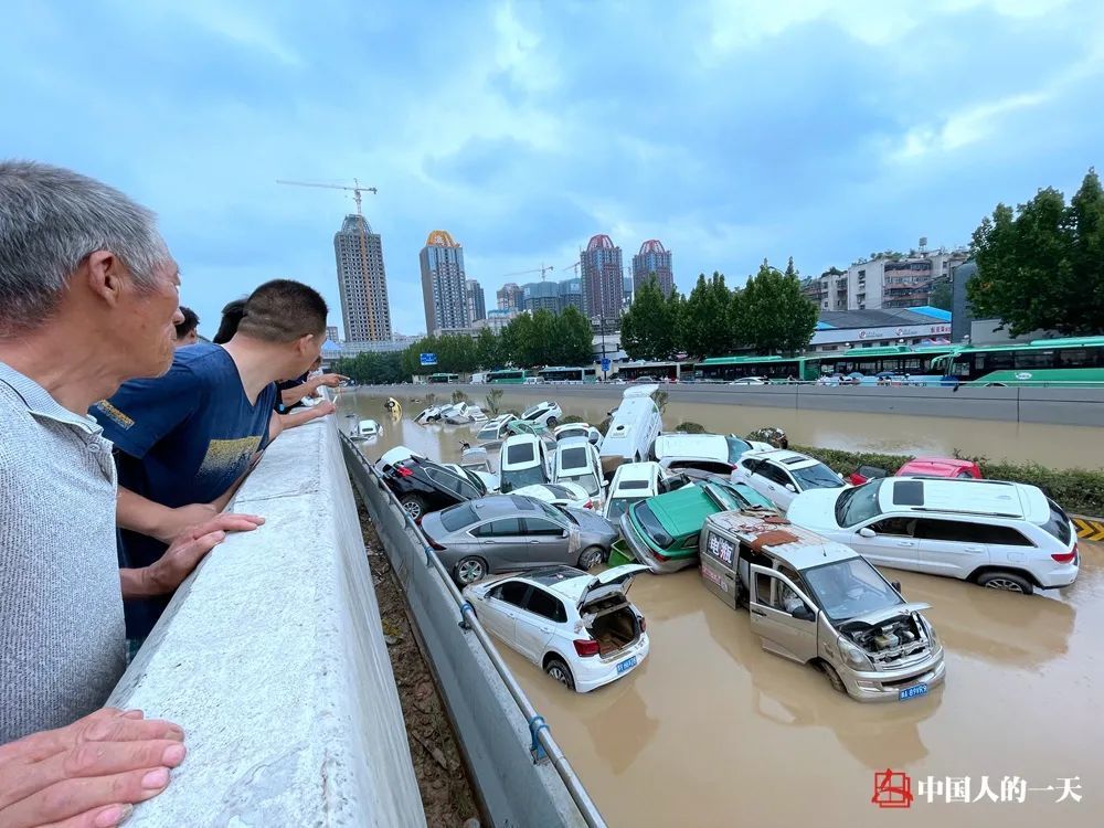 暴雨後的鄭州遛彎的碰上釣魚的河南人不矯情