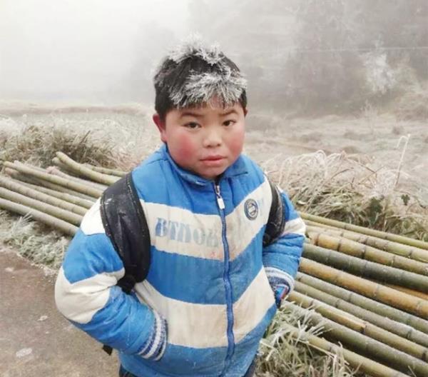 还记得惊动省长的"冰花男孩"吗?如今他怎样了?_腾讯新闻