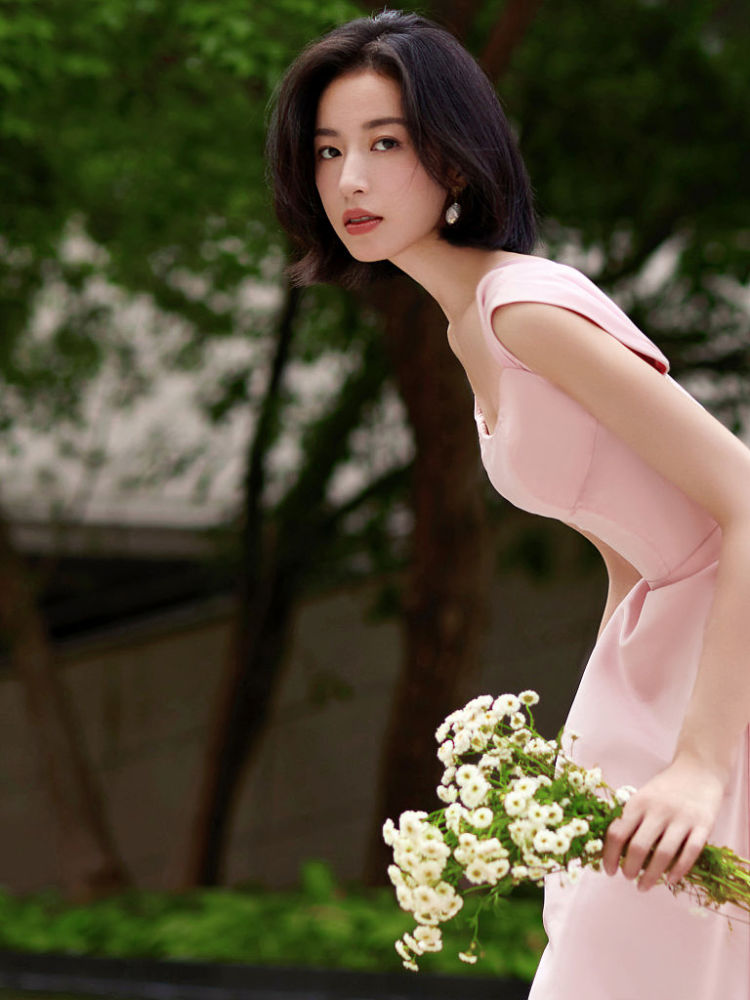 周雨彤小雏菊氛围写真演绎夏日清新 穿粉裙穿梭林间满满电影感