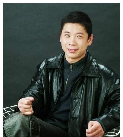 于小飞是二人转演员出身,也是和平大戏院中第一位走上央视的转星,他的