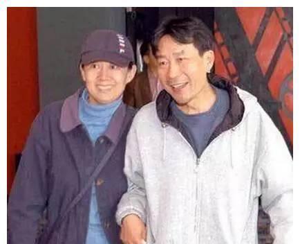 老戏骨李雪健为何结婚35年0绯闻看看妻子是谁你就懂了